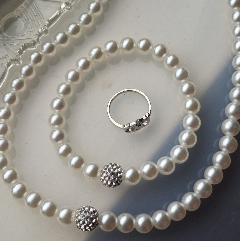 Elegant Pearl Necklace, Bracelet, and Ring Set.